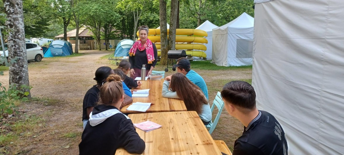 Mathilde Paris en plein atelier avec les adolescents dans le camping