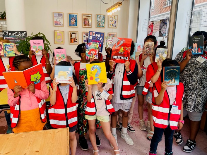 Groupe des enfants de la résience avec les livres qu'ils ont achetés en librairie