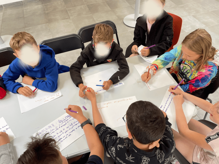 Les enfants durant l'atelier d'écriture