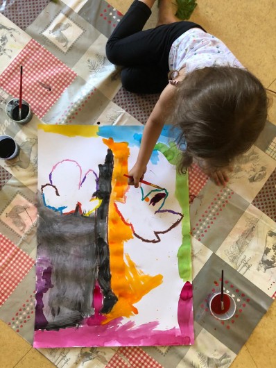 Jeune fille en plein atelier peinture