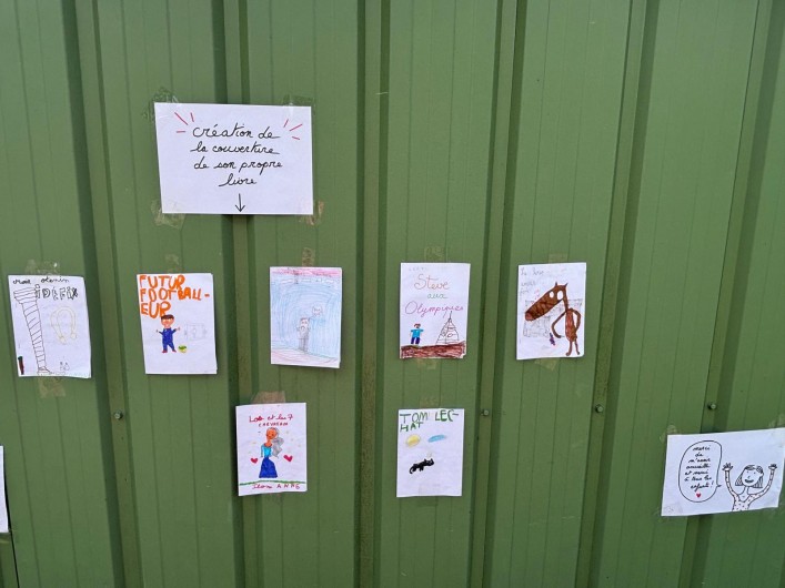 Exposition des réalisations des enfants pour l'atelier "création de la couverture de son propre livre"