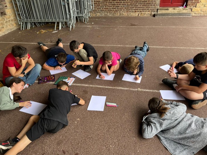 Ecriture des enfants dans la cour