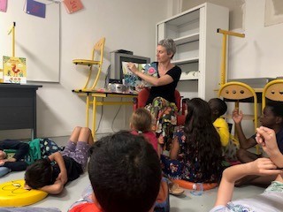 Elsa Valentin en pleine lecture aux enfants de la colonie