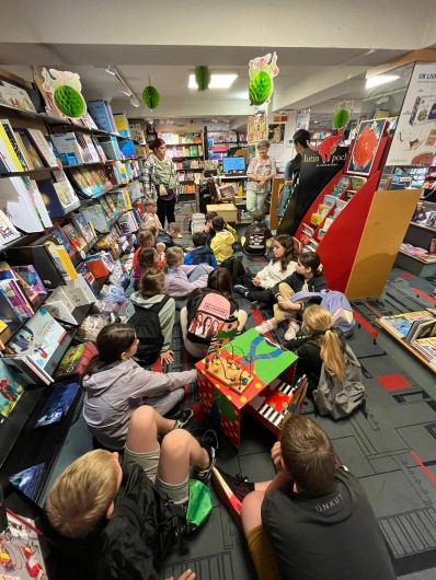 Sortie en librairie avec l'autrice et les organisateurs de la colonie